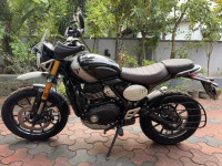 Black Triumph Scrambler 400 X