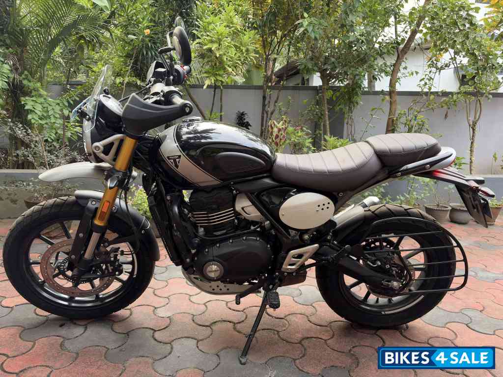 Black Triumph Scrambler 400 X