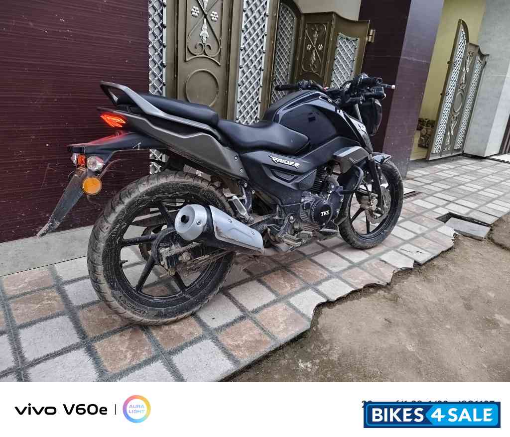 Black TVS Raider 125