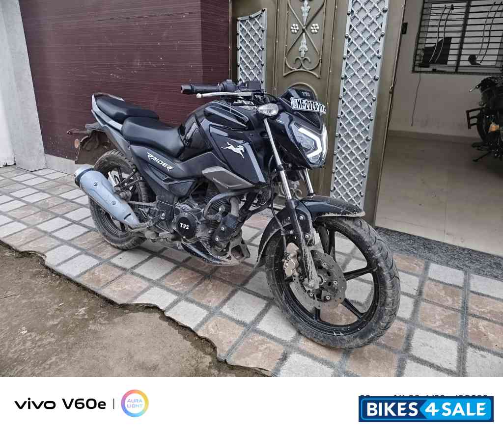 Black TVS Raider 125