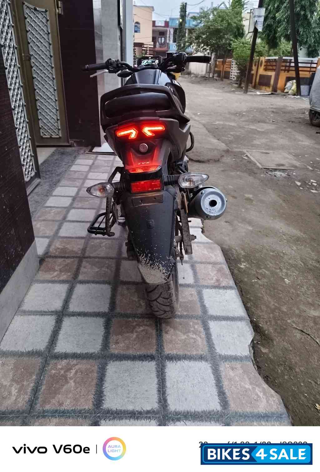 Black TVS Raider 125