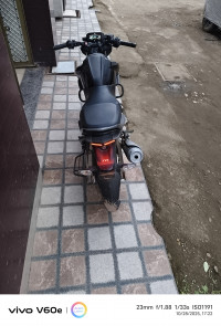 Black TVS Raider 125