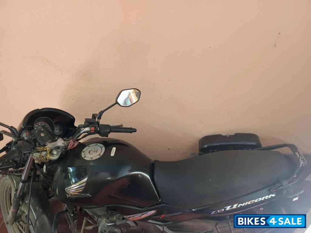 Pearl Igneous Black Honda CB Unicorn