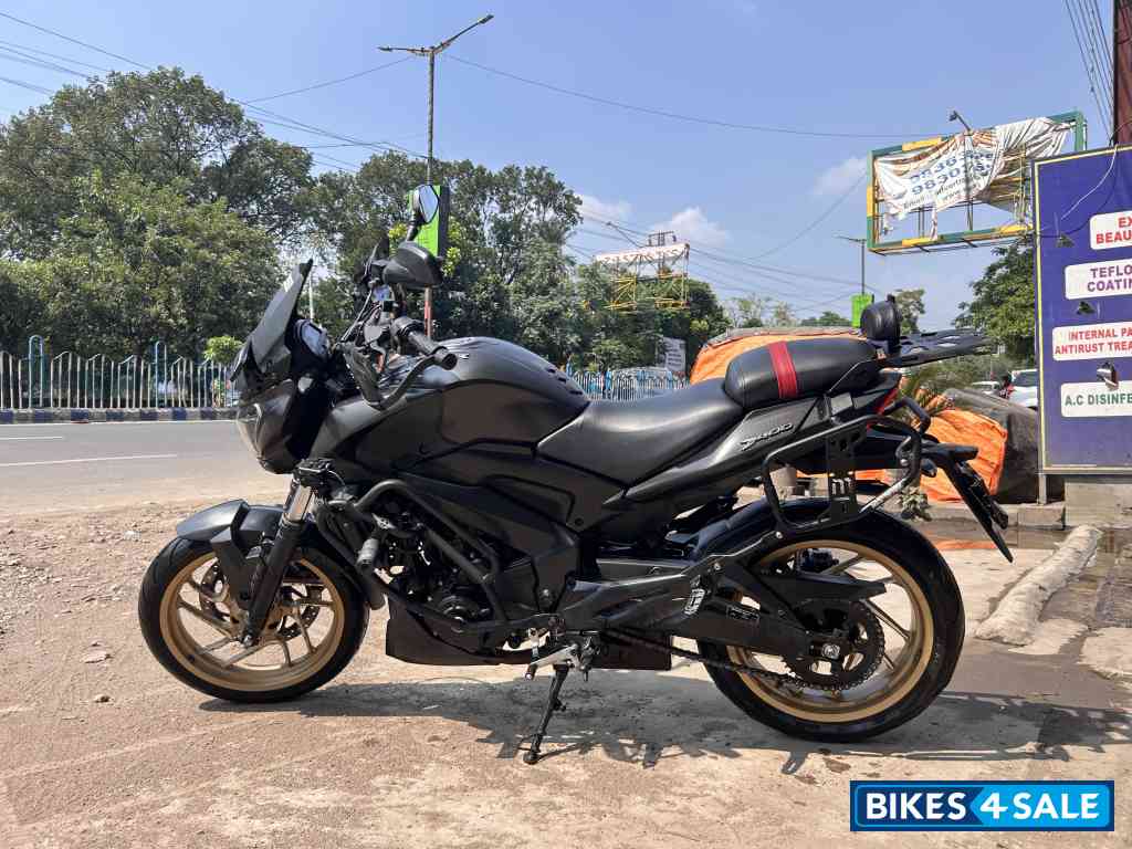 Matt Black Bajaj Dominar 400