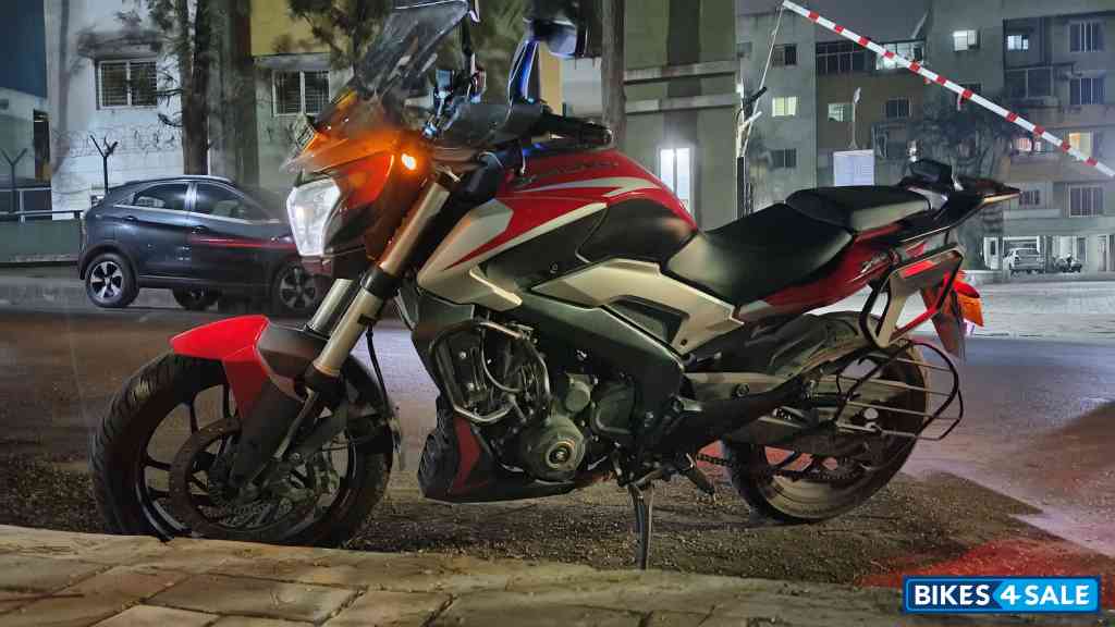 Red Bajaj Dominar 250 2022