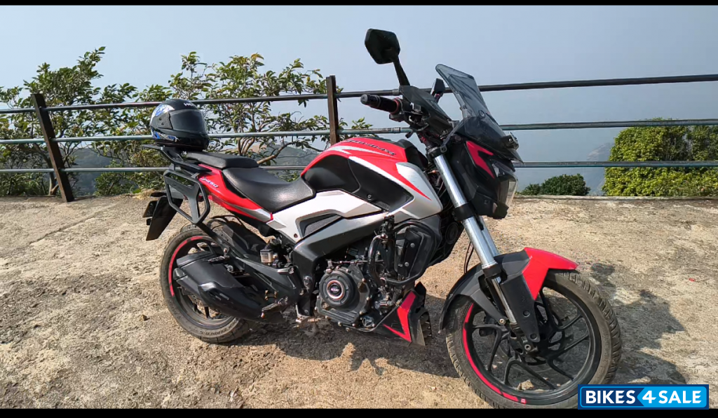 Red Bajaj Dominar 250 2022