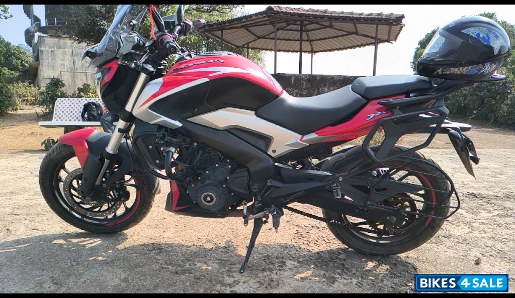 Red Bajaj Dominar 250 2022