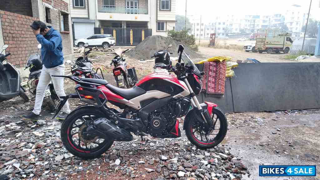 Red Bajaj Dominar 250 2022