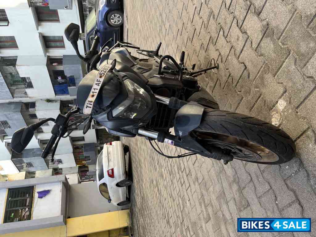 Black Bajaj Dominar 400