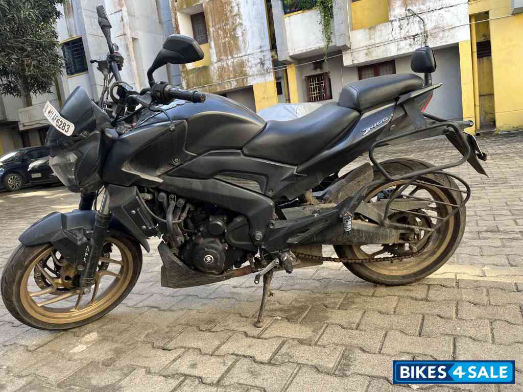 Black Bajaj Dominar 400