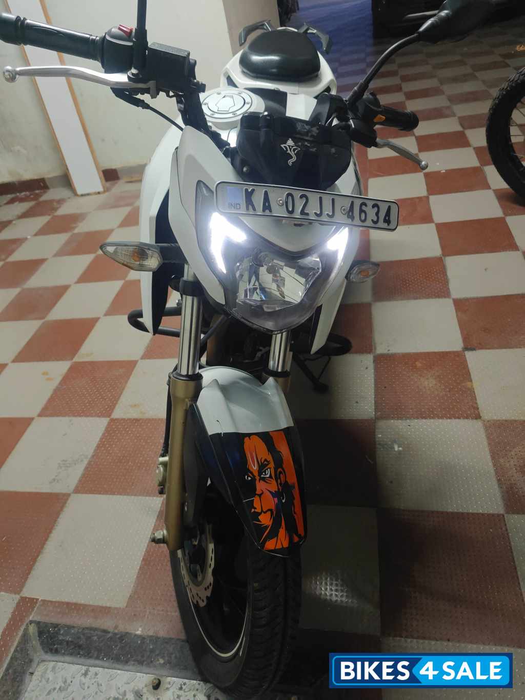 White TVS Apache RTR 200 4V