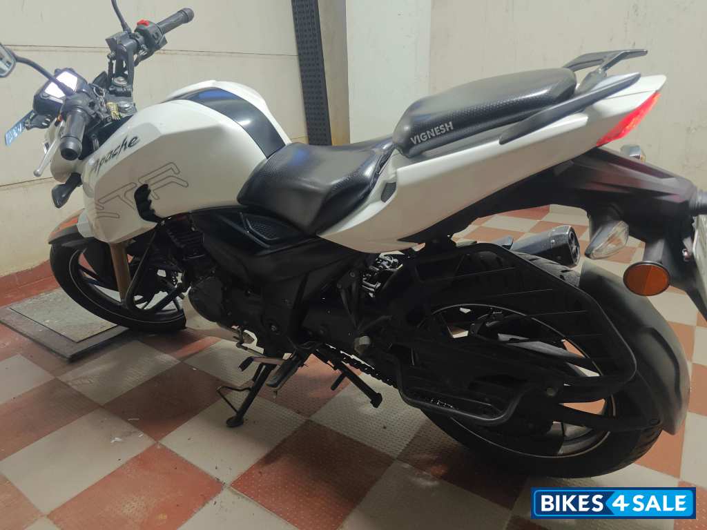 White TVS Apache RTR 200 4V White TVS Apache RTR 200 4V