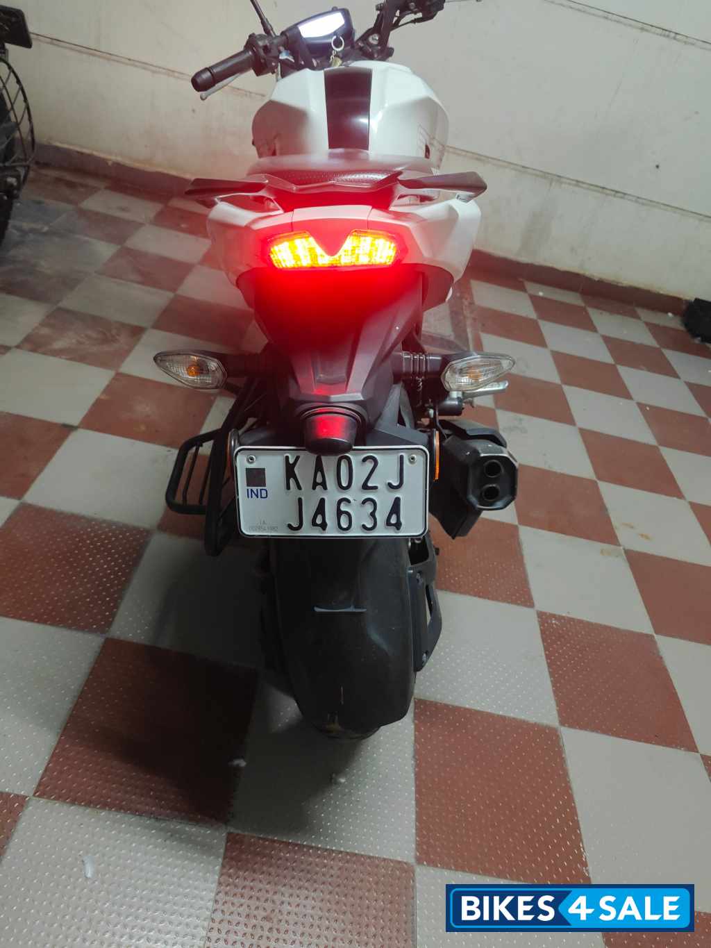 White TVS Apache RTR 200 4V White TVS Apache RTR 200 4V