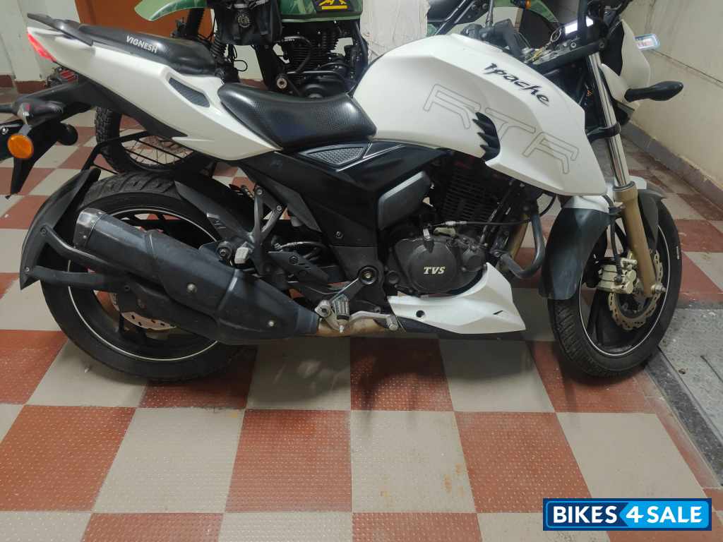 White TVS Apache RTR 200 4V White TVS Apache RTR 200 4V