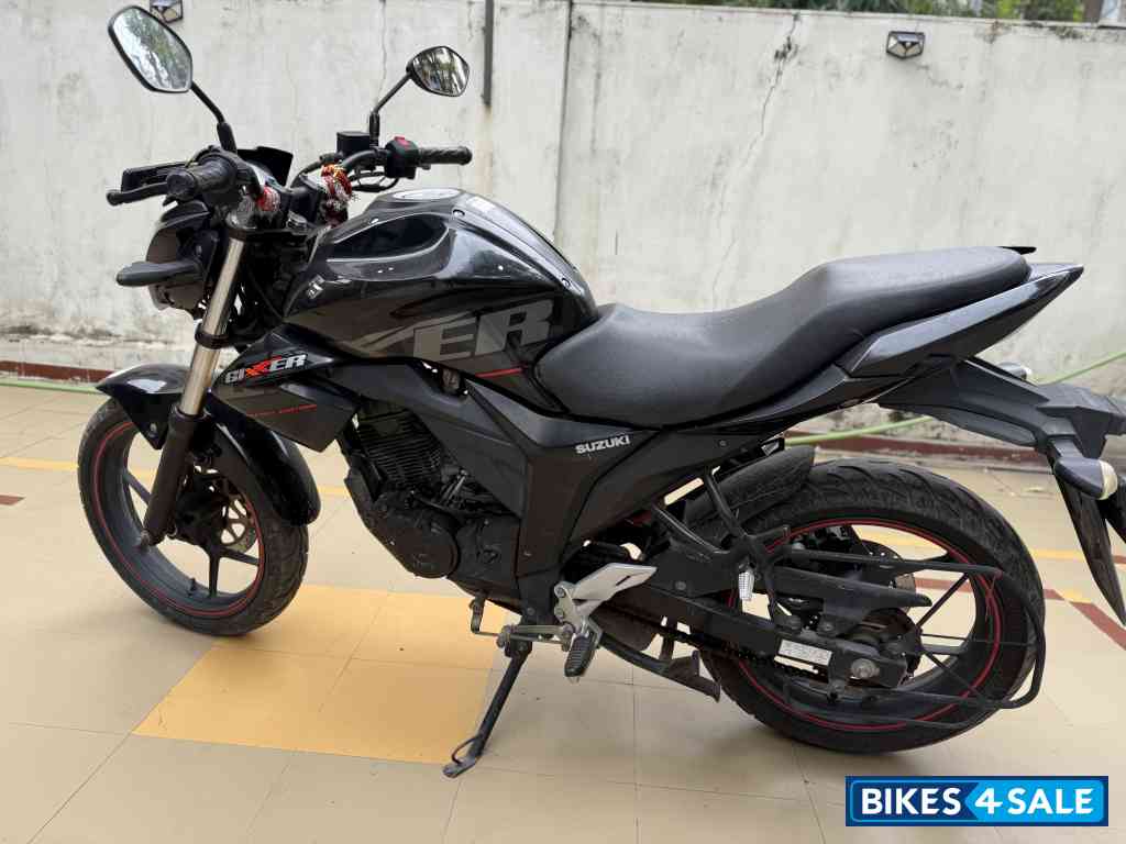 Black Suzuki Gixxer 150