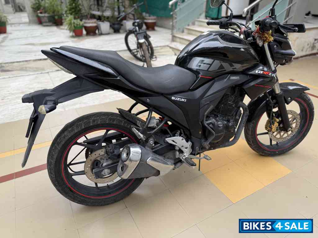 Black Suzuki Gixxer 150