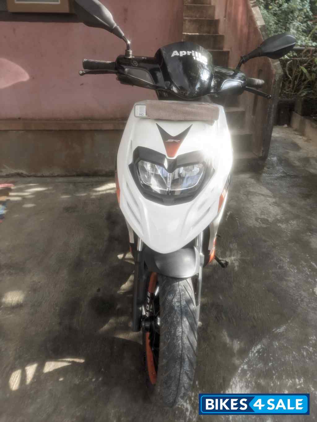 White Aprilia SR 150