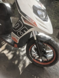 White Aprilia SR 150