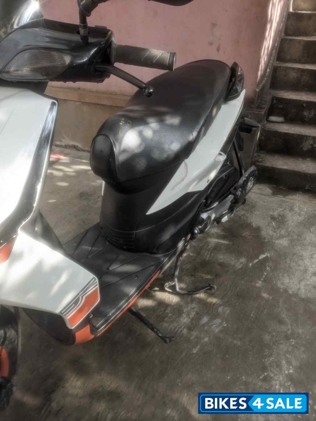 White Aprilia SR 150