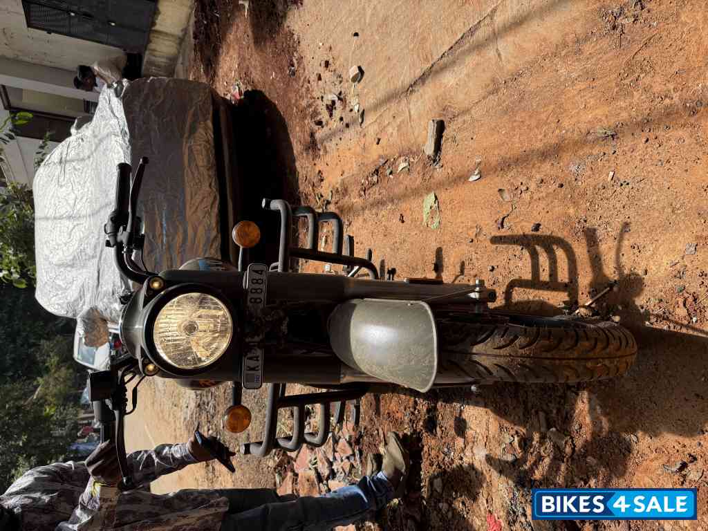 Gray Royal Enfield Classic Battle Green