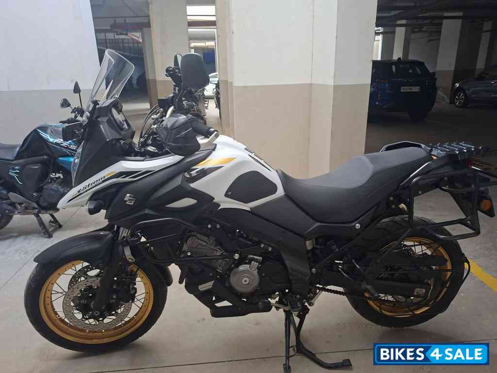 White Suzuki V-Strom 650XT ABS BS6