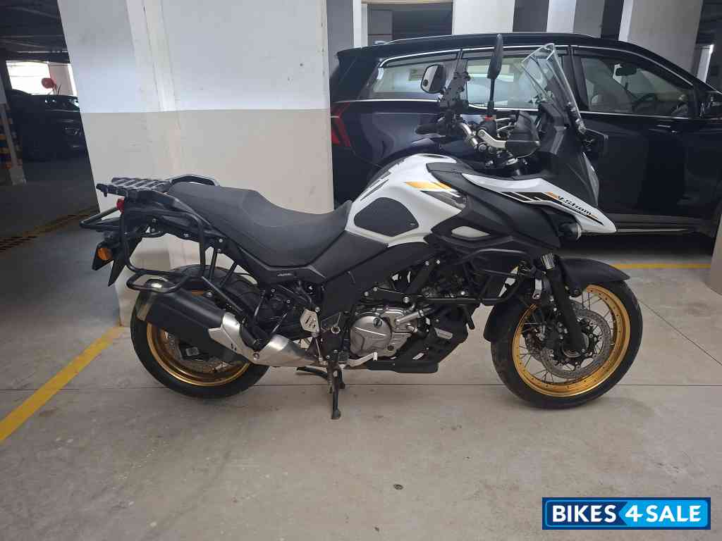 White Suzuki V-Strom 650XT ABS BS6