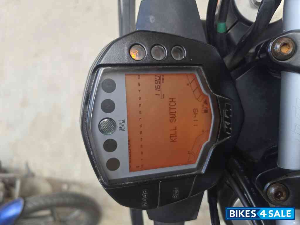 Orange KTM Duke 200 2022