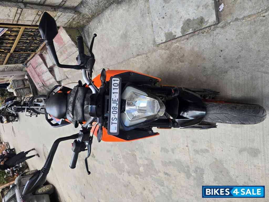 Orange KTM Duke 200 2022