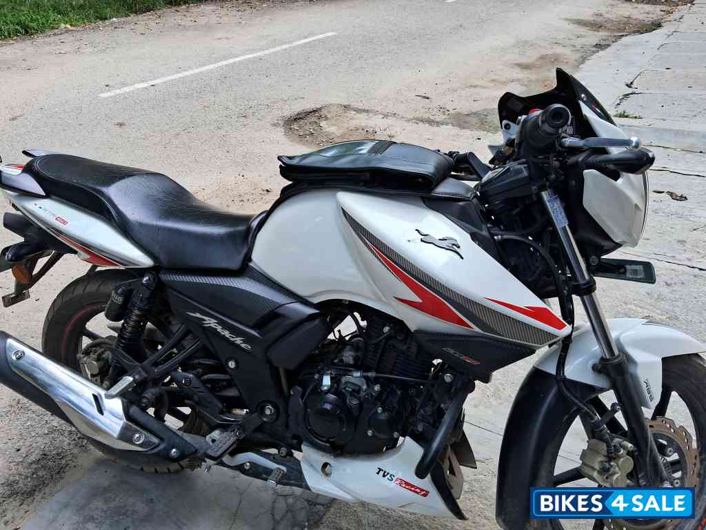 White TVS Apache RTR 160