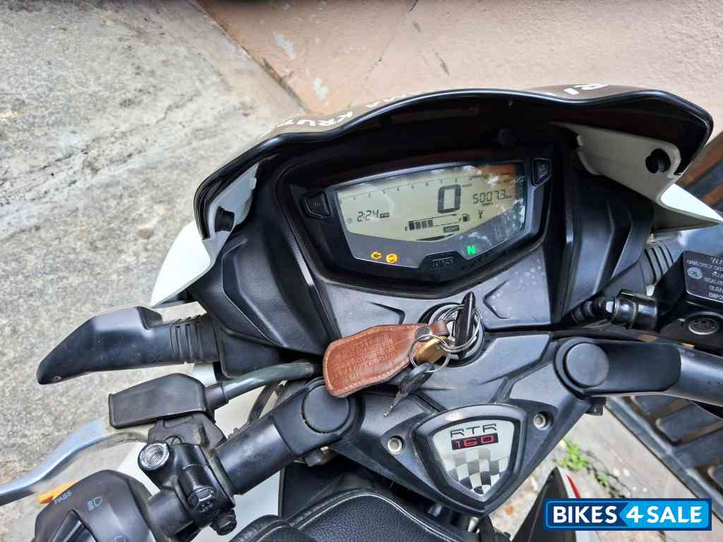 White TVS Apache RTR 160