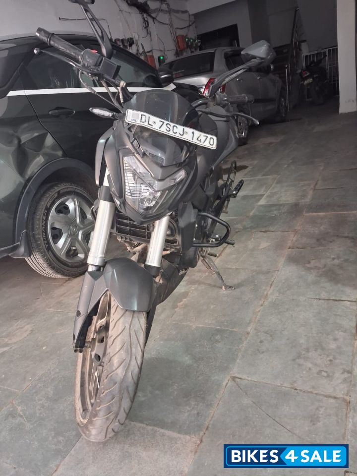 Carbon Black Bajaj Dominar 400