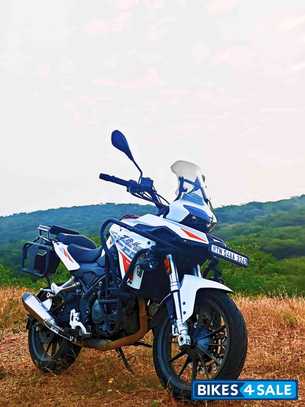 White Benelli TRK 251