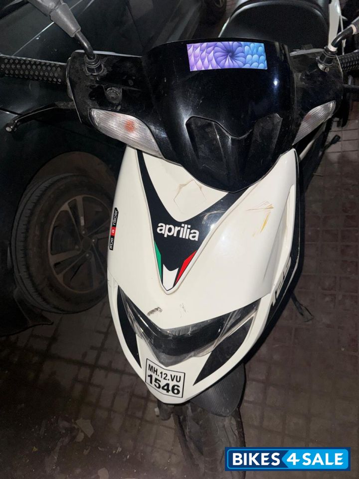 White And Black Aprilia SR 125