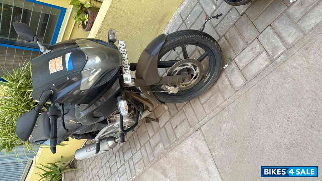 Black Bajaj Pulsar 220F
