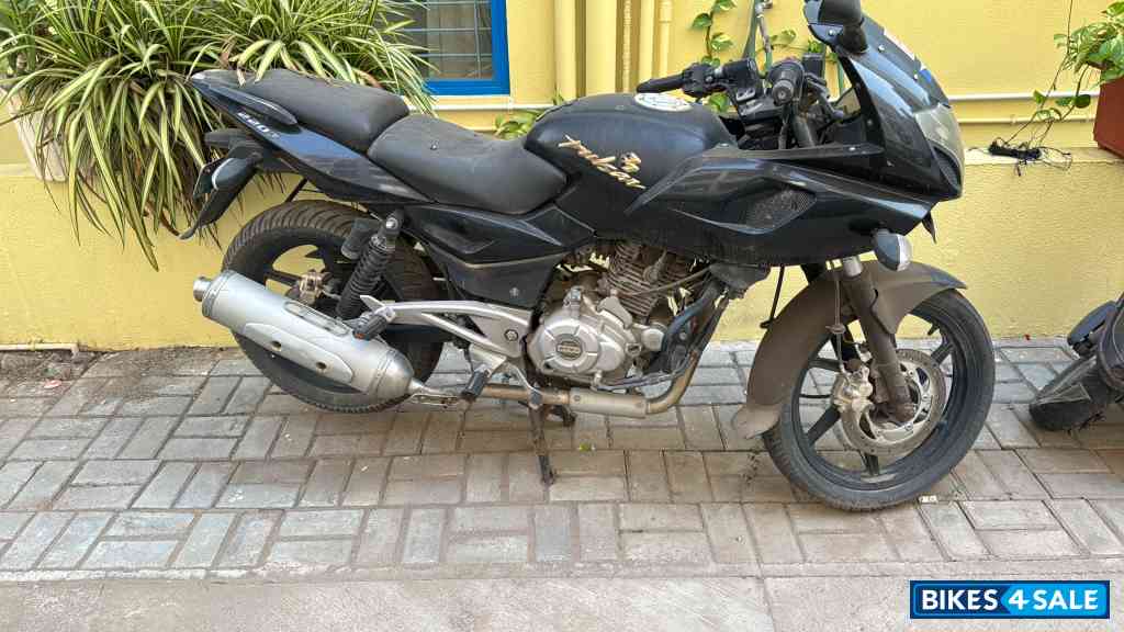 Black Bajaj Pulsar 220F