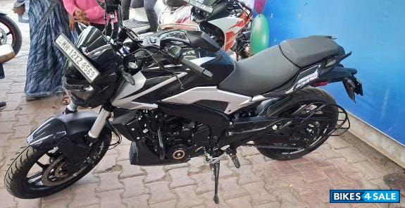 Sparkling Black Bajaj Dominar 250 2025