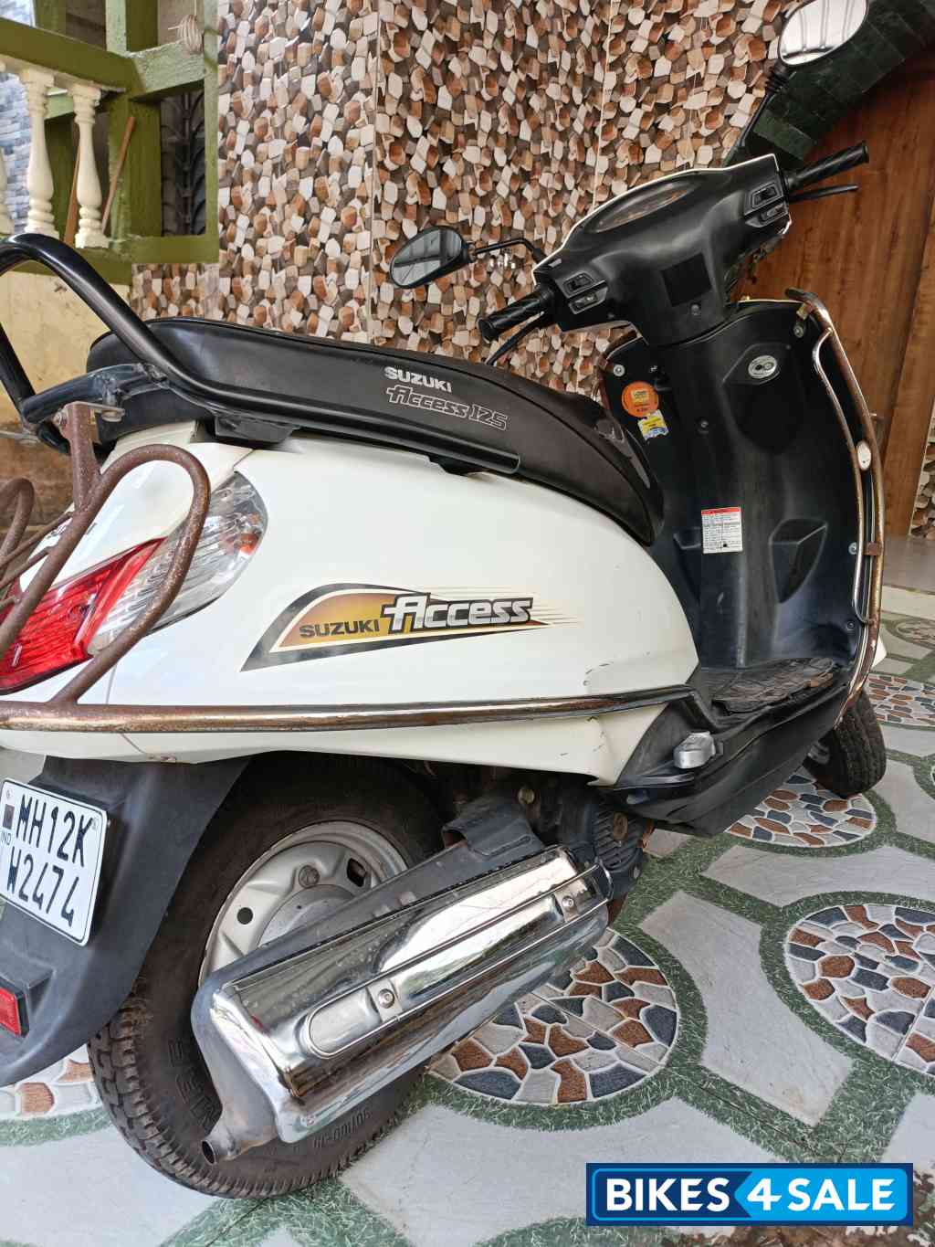White Suzuki Access 125