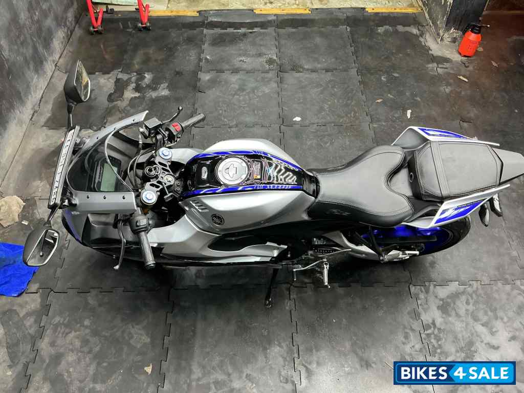 Silver Black Yamaha R15M