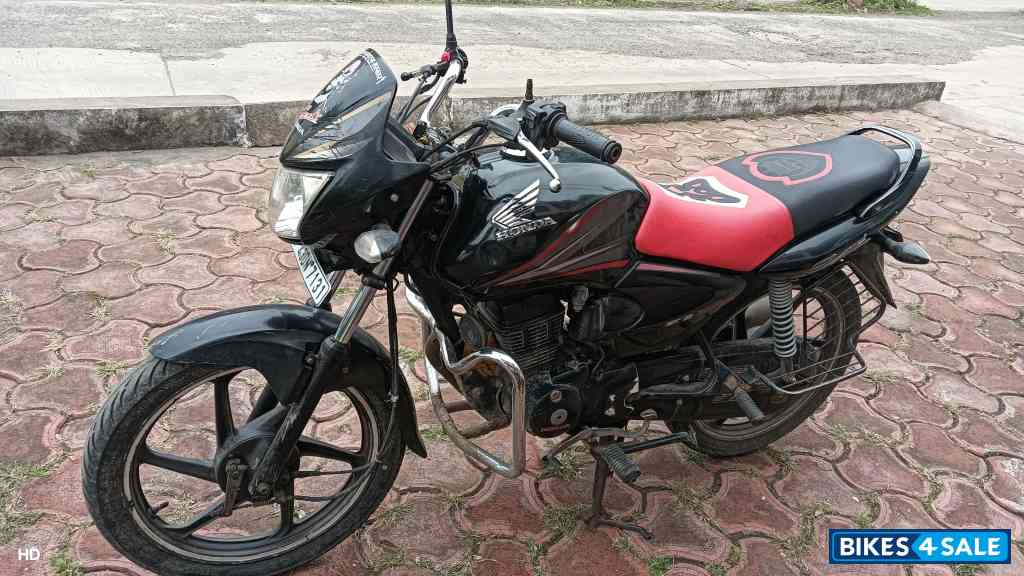 Black And Red Honda CB Shine