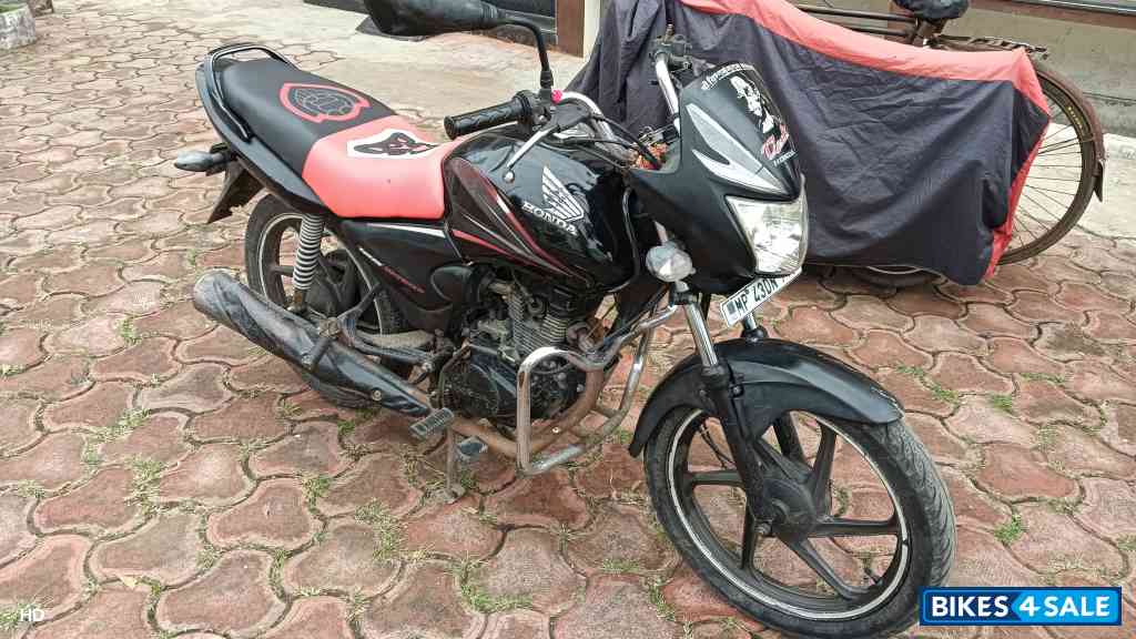 Black And Red Honda CB Shine