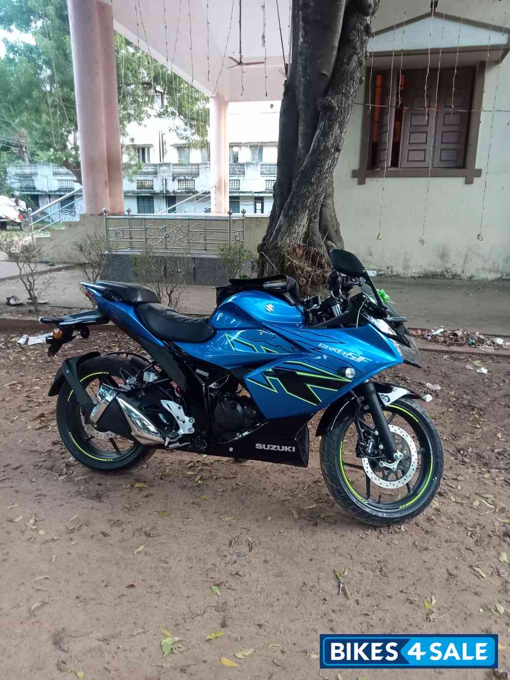 Metallic Triton Blue Suzuki Gixxer SF