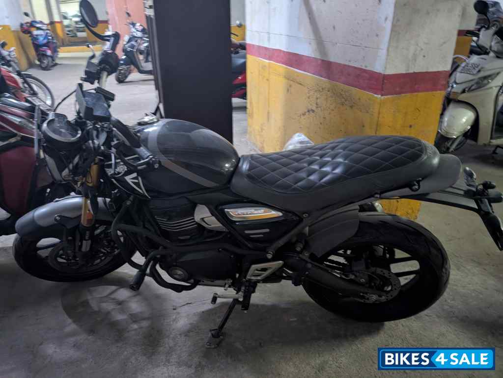 Phantom Black Triumph Speed 400