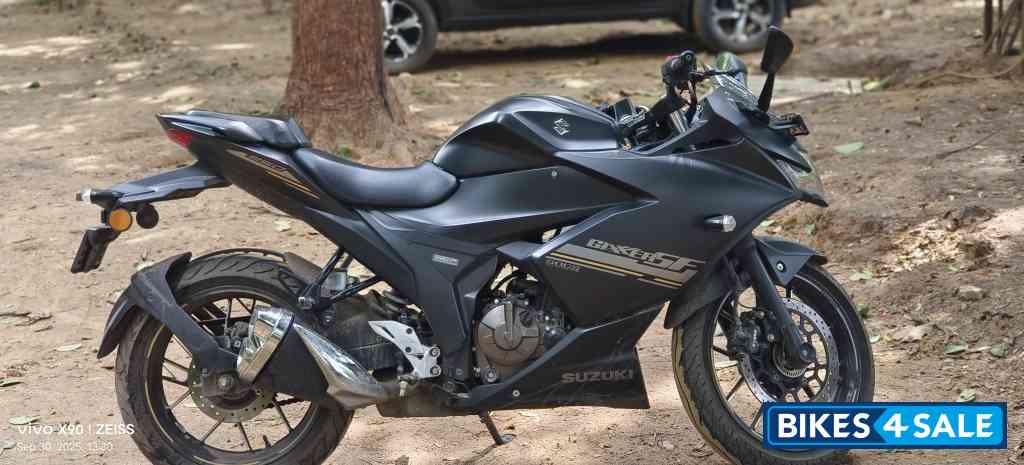 Grey Suzuki Gixxer SF 250 BS6