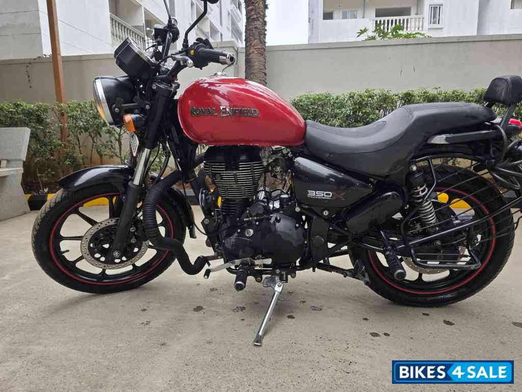 Revolving Red Royal Enfield Thunderbird X 350 Revolving Red Royal Enfield Thunderbird X 350