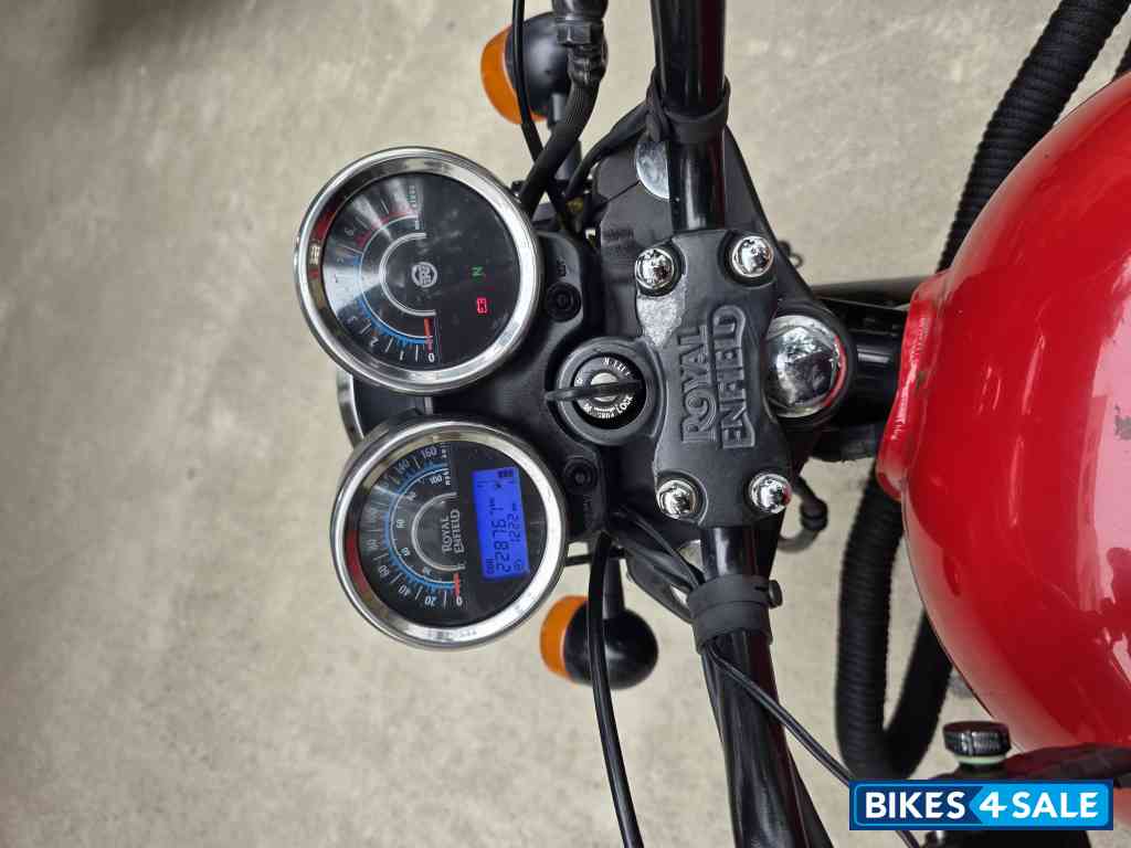 Revolving Red Royal Enfield Thunderbird X 350 Revolving Red Royal Enfield Thunderbird X 350