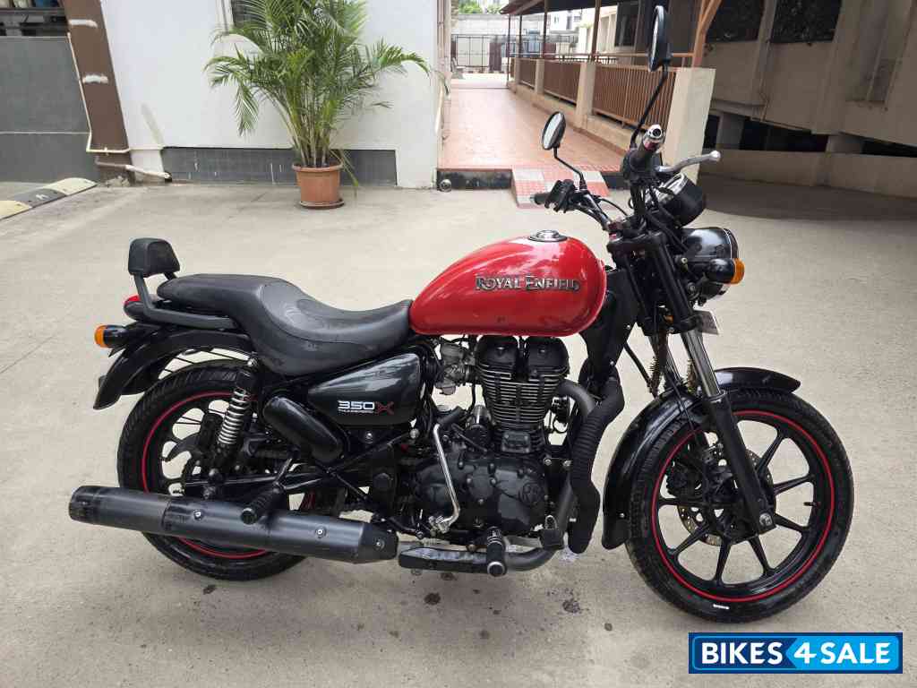 Revolving Red Royal Enfield Thunderbird X 350 Revolving Red Royal Enfield Thunderbird X 350