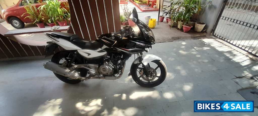 White Bajaj Pulsar 220F