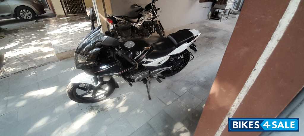 White Bajaj Pulsar 220F