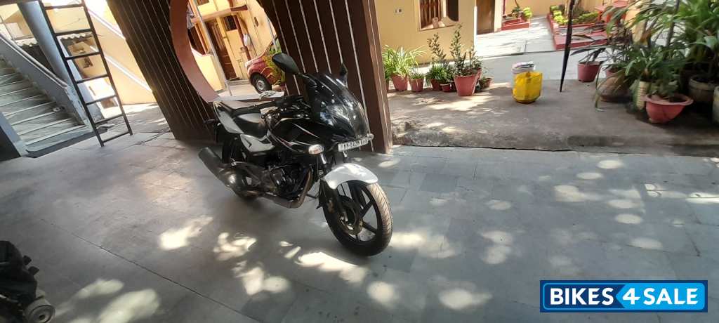 White Bajaj Pulsar 220F