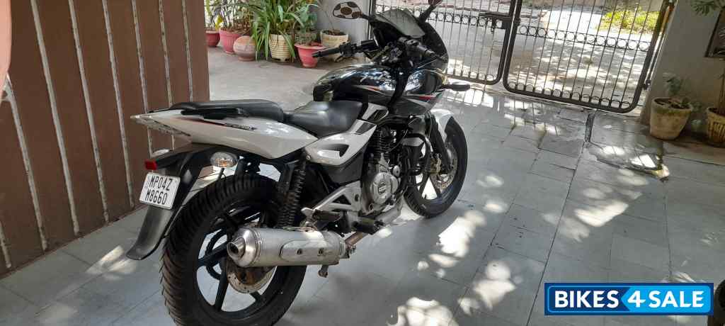 White Bajaj Pulsar 220F